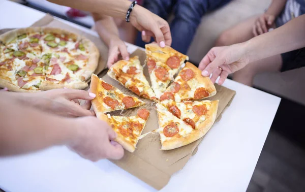 Masada iki kutu açık pizza var, her biri bir parça alıyor. Şehir konseptinde pizza teslimatı