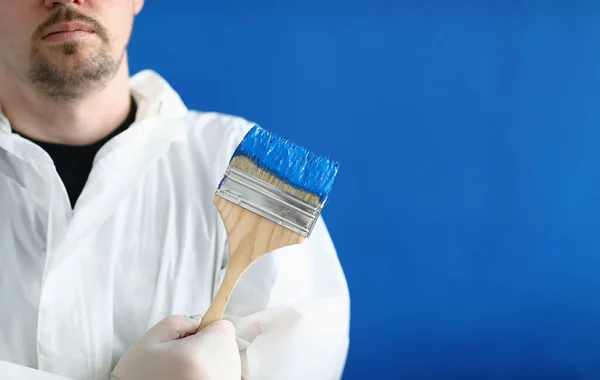 Homem Fato Protecção Branco Segura Pincel Mão Escova Madeira Manchada — Fotografia de Stock