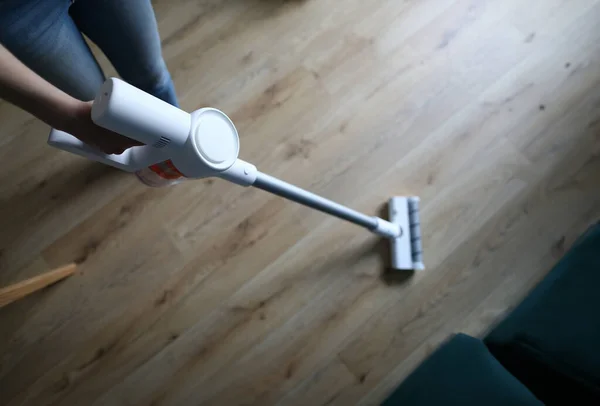 Wanita Membersihkan Debu Lantai Orang Memegang Vacuum Cleaner Putih Tegak — Stok Foto