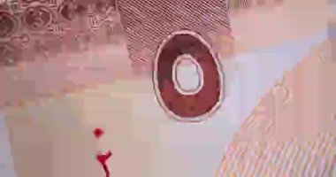 Farklı dünya banknotları Euro dolarları yakın planda değişir. Dünya ekonomisi ve finans