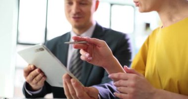 Ofiste birlikte çalışan iş adamları tablet üzerinde strateji tartışıyor ve planlıyorlar. Uzmanların buluşması beyin fırtınası ve çalışanların takım çalışmasına katılması