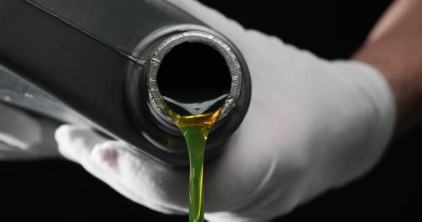 Lanie Oleju Silnikowego Plastikowego Zbiornika Zbliżenie Olej Smar Wysokiej Jakości — Wideo stockowe
