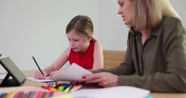 Мать Дочь Рисуют Картину Вместе Взрослая Женщина Помогает Девушке Учится — стоковое видео