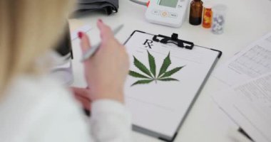 Doktor klinikte marihuana reçetesine pul yapıştırıyor. Tıbbi marihuananın yasallaştırılması