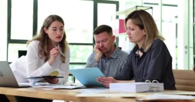 İnsanlarla buluşurken bir grup iş adamı uykulu ve yorgun hisseder. İş yerinde aşırı çalışma ve uyuşukluk