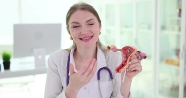 Jinekolog, rahmin ve yumurtalıkların plastik modeli yakın plan. Kadın üreme organı hastalıkları