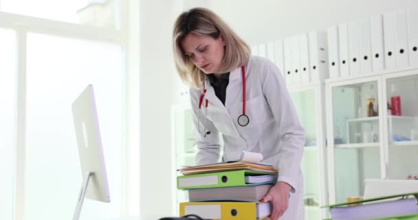 Profesjonalna Kobieta Biznesu Lekarz Posiadający Folder Pełen Dokumentów Papierowych Biuro — Wideo stockowe