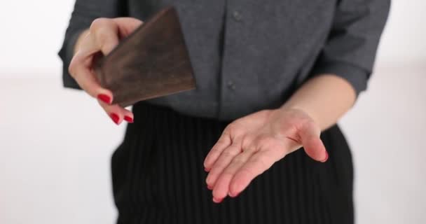 女人的手拿着空钱包和硬币 破产和债务 — 图库视频影像