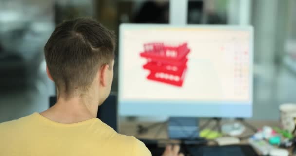 主工程师计算机 屏幕上有3D组件模型 开发3D项目 — 图库视频影像