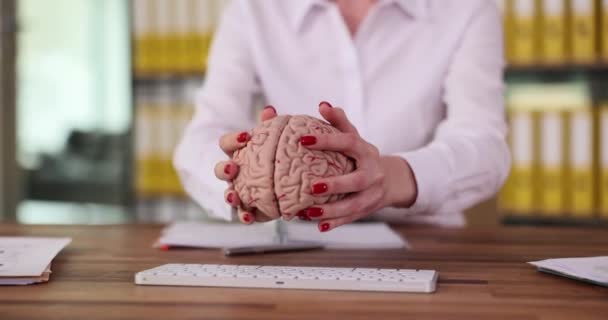 Blootstelling Van Creatieve Menselijke Hersenen Microchip Met Hand Typen Computer — Stockvideo