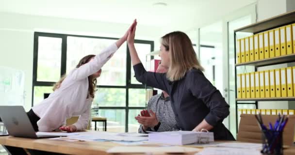 Groep Van Jonge Bedrijfsleiders Geven Vijf Zakelijke Overeenkomst Plan Deal — Stockvideo