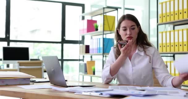 紙のマーケティングレポートで真剣に忙しいビジネスプロの女性 スマートフォンでオーディオメッセージを録音するソ マネージャー — ストック動画