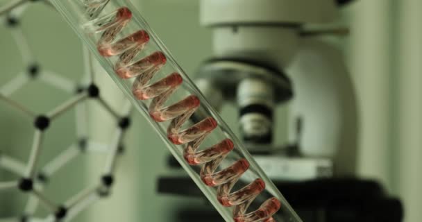 Apparaat Voor Chemisch Laboratorium Verlopen Buizen Met Glazen Spiralen Binnenin — Stockvideo
