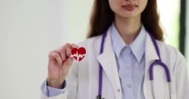 ドクターは心臓の心臓図を持つ手のアイコンを保持しています 心血管疾患について — ストック動画