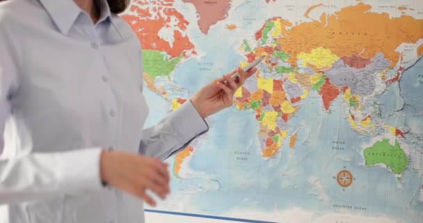Geografilärarens Vuxenhand Visar Politisk Världskarta Reseplanering Utforska Destinationskoncept Och Gränser — Stockvideo