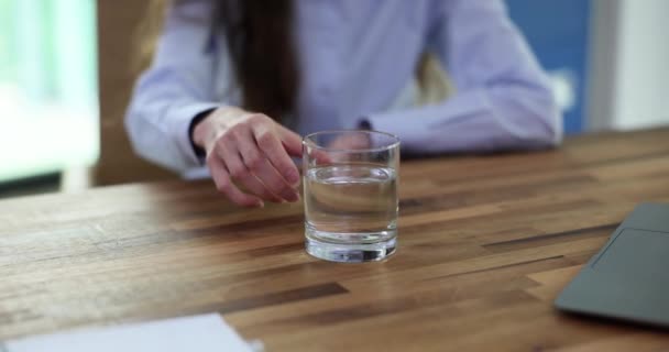 Γυναίκα Πόσιμο Νερό Και Ασθένεια Parkinson Τρόμος Είναι Πιο Συμπτωματικό — Αρχείο Βίντεο