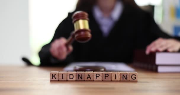Сообщение Похищение Судья Стучит Молотком Суде Международный Спор Похищениях Детей — стоковое видео