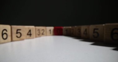 Farklı numaralara sahip tahta küpler ve kırmızı sıfır yakın çekim. Matematik ve Eğitim