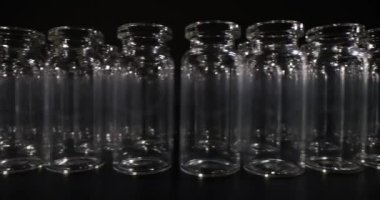 Aşı üretimi ve ambalajı için kullanılan boş cam şişeler