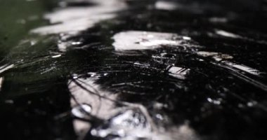 Parlak karbon fiberin karbon dokusu. Siyah arkaplan