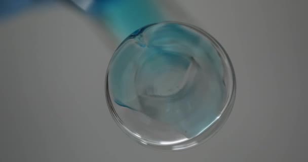 Blå Vätska Hälls Glaskolven Giftigt Flytande Lösningsmedel — Stockvideo
