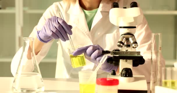 Chemische Wetenschapper Roert Handen Kolf Met Giftige Gele Vloeistof Chemisch — Stockvideo