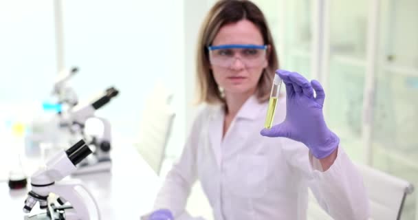 Tudósok Kémcsővel Kutatnak Kémiai Laboratóriumban Tudományos Fejlesztési Vegyi Anyag Orvostudományi — Stock videók