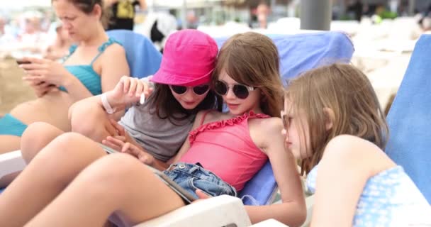 Três Garotas Com Tablet Praia Jazem Espreguiçadeira Aplicações Para Crianças — Vídeo de Stock