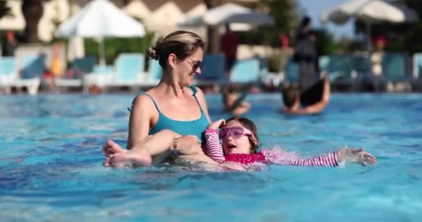 Madre Niña Nadan Piscina Del Hotel Disfrutando Las Vacaciones Familiares — Vídeos de Stock