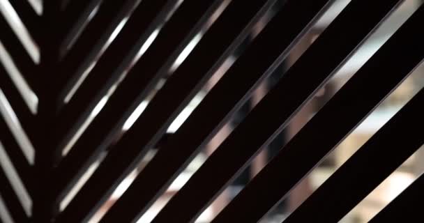 Holzjalousien Mit Langen Streifen Beleuchten Die Fenster Helles Licht Durch — Stockvideo