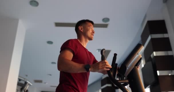 Spor Salonunun Kardiyo Bölümündeki Adam Eliptik Antrenör Eğitimi Alıyor Spor — Stok video