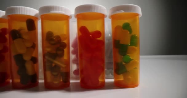 Set Van Verschillende Kleurrijke Pillen Capsules Witte Achtergrond Vooruitzichten Voor — Stockvideo