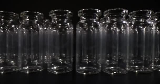 ワクチンのコンセプトの生産と包装に使用される行の空のガラス瓶 — ストック動画