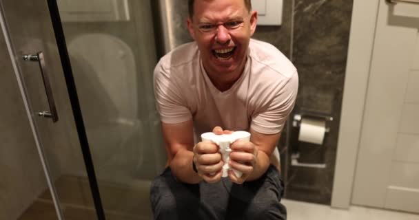 得了痔疮的男人在厕所里尖叫 肠道运动时的疼痛 — 图库视频影像