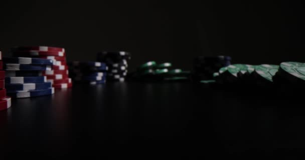 Grămadă Jetoane Poker Multicolore Fundal Negru Simbolul Divertismentului Riscant — Videoclip de stoc