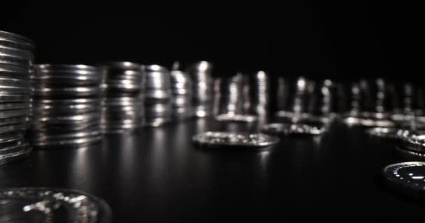 Hromádky Lesklých Stříbrných Mincí Černém Pozadí Peněžní Investice Finanční Úspory — Stock video