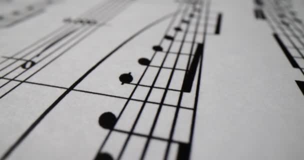 Білий Папір Музичними Нотами Крупним Планом Вчимося Читати Музику — стокове відео