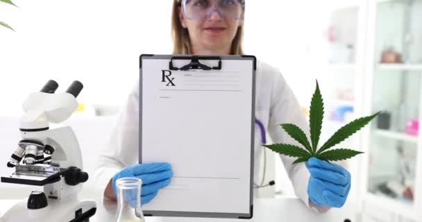 Dokter Heeft Een Strafblad Van Medicinale Marihuana Recept Legalisering Van — Stockvideo