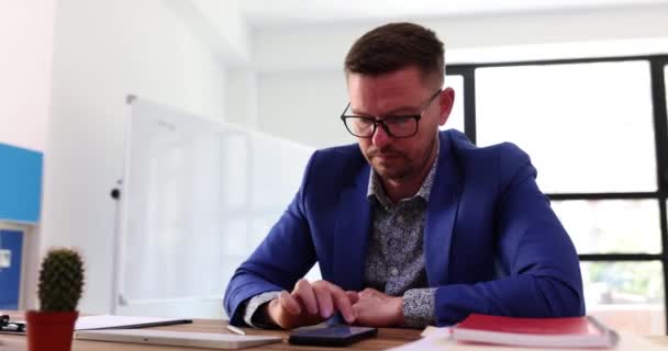 Geschäftsmann Hält Smartphone Der Hand Und Schreibt Computer Büro Nachrichten — Stockvideo