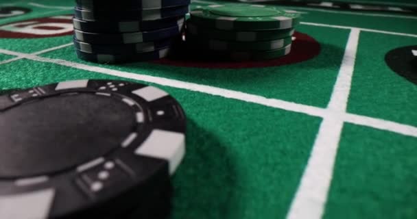 カジノのルーレット番号の詳細と色のチップ ティーカジノの数字に賭けるお金 — ストック動画