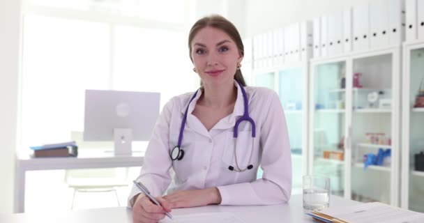 Klinikteki Yerinde Oturan Kendine Güvenen Mutlu Kadın Doktor Tıp Hemşiresi — Stok video