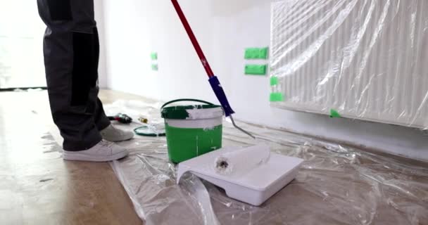 油漆滚筒浸入一盘子白漆中 维修人员使用油漆工具进行房屋翻新 翻新和现代化概念 — 图库视频影像