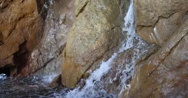 Primer Plano Rápido Funcionamiento Caída Agua Cresta Entre Las Rocas — Vídeo de stock