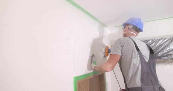 Schilder Arbeider Polijsten Wit Isten Plafond Schuren Oppervlak Putten Voor — Stockvideo
