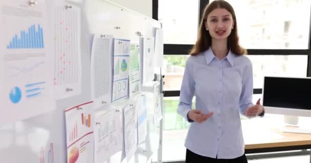 Bizneswoman Prelegentka Wyjaśniająca Koncepcję Biznesu Prezentacji Tablicy Analityk Marketingowy Mówi — Wideo stockowe