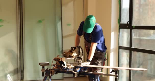 Homme Travaille Avec Une Scie Onglets Coupe Une Planche Bois — Video