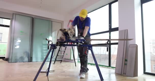 承包商用圆锯切割新的层压板地板 层压板和板材圆锯 — 图库视频影像
