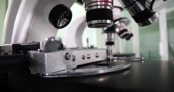 Сучасна Генетична Лабораторія Набором Спеціальних Лабораторних Інструментів Ряд Мікроскопів Хімічних — стокове відео
