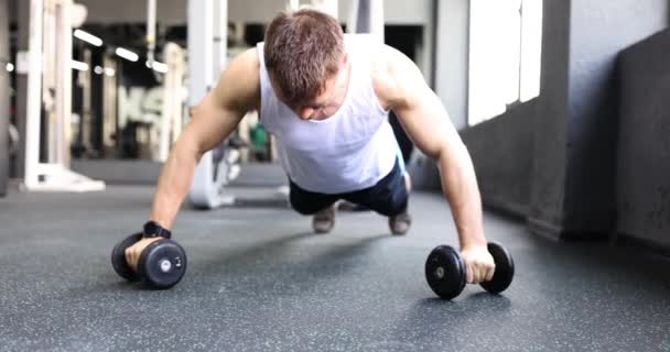 肌肉男做俯卧撑与哑铃在交叉配合训练 健康和体育 — 图库视频影像