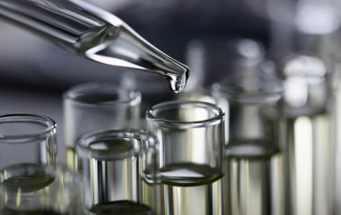 Sarı sıvı dökülmüş benzin katkı yenilikçi kaynağı. Konveyör hattı üretim ev temizlik ürünleri deterjanlar imha lekeleri zararlıları idrar zehir panzehir aşı kavramı temizleme yardım.